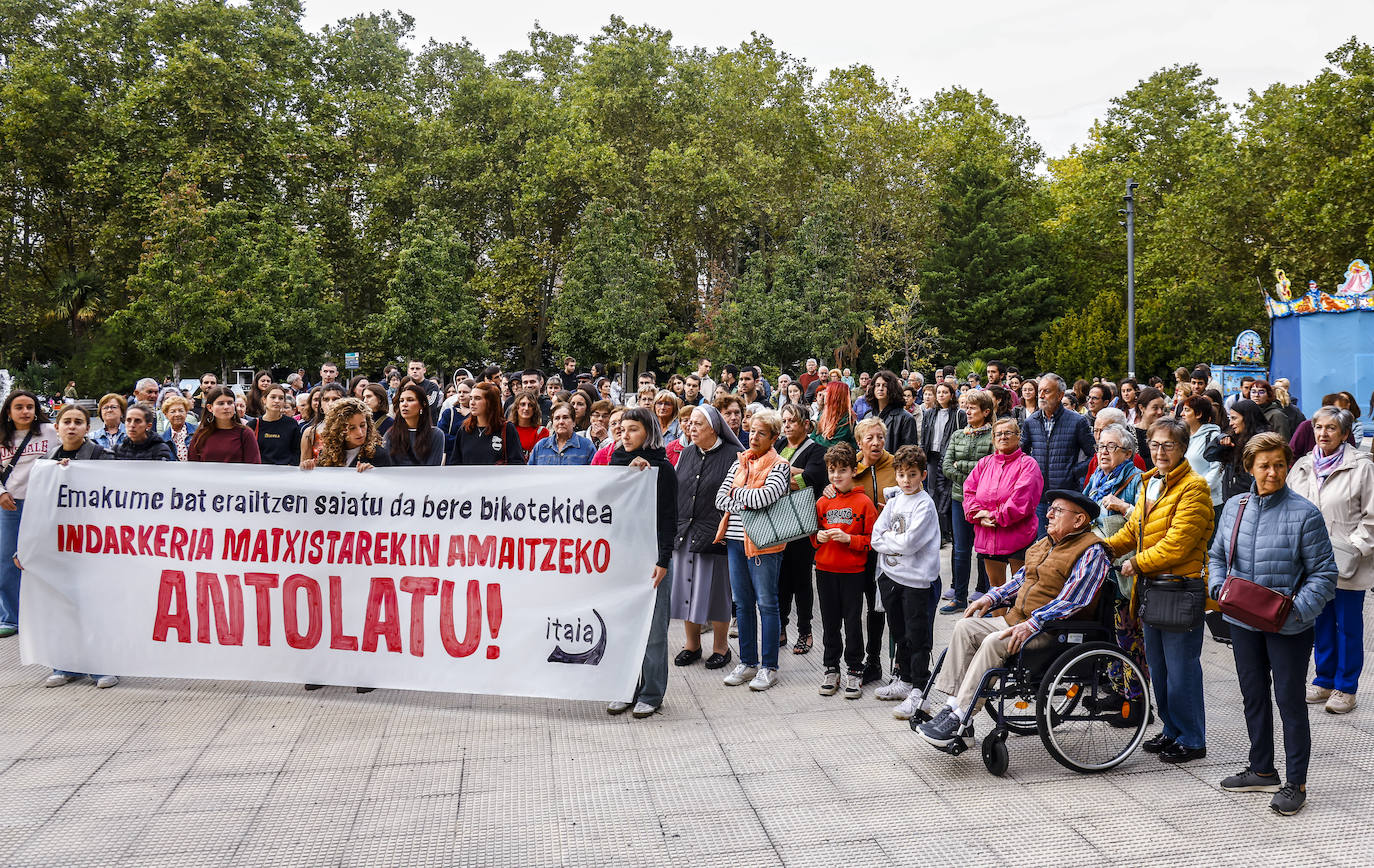 Decenas de personas se concentran para condenar el intento de asesinato en El Pilar