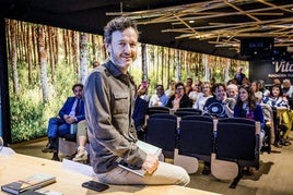 Pablo Benegas durante la presentación del libro en Vitoria.