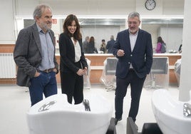 Raimundo Ruiz de Escudero, a la izquierda, junto con la alcaldesa, Maider Etxebarria, y el edil César Fernández de Landa.