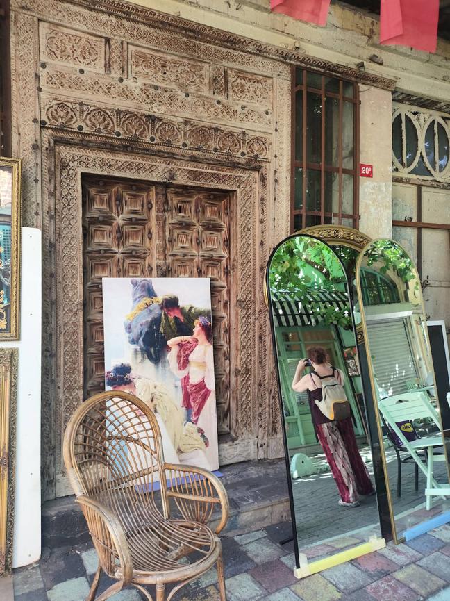 Los objetos salen a la calle en una tienda de anticuario en el barrio Balat.