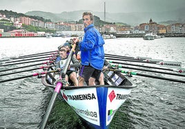 Gorka Aranberri patronea la 'Bou Bizkaia' durante un entrenamiento para preparar la segunda jornada de la Bandera de La Concha.