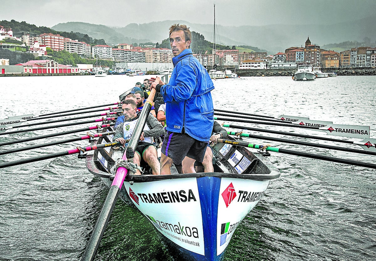 Gorka Aranberri patronea la 'Bou Bizkaia' durante un entrenamiento para preparar la segunda jornada de la Bandera de La Concha.