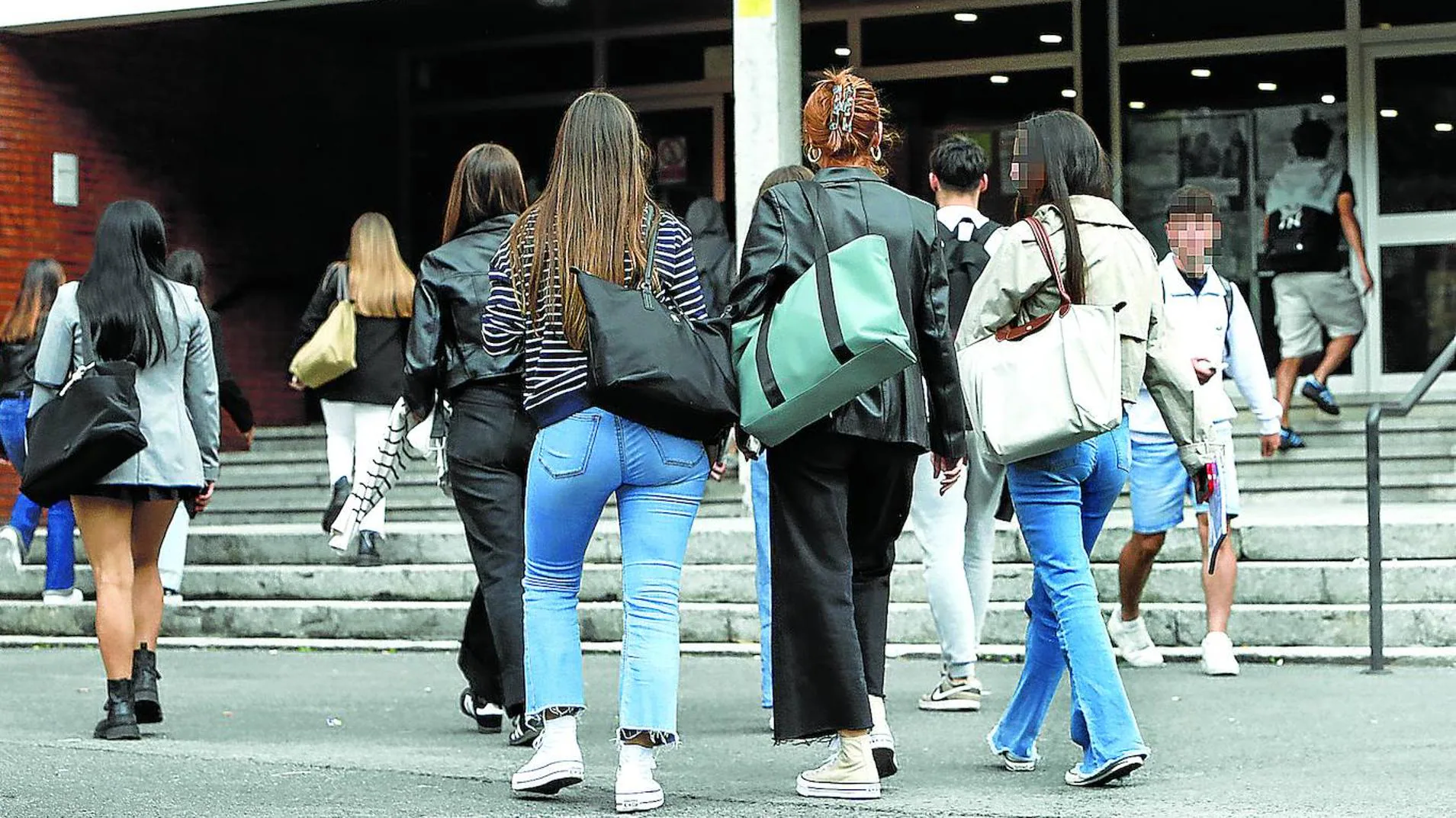 https://s2.ppllstatics.com/elcorreo/www/multimedia/2024/09/10/becas-universidad-kWBI--1920x1080@El%20Correo.jpg