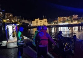 Momento en el que los cuatro tripulantes rescatados son desembarcados en el puerto de Bermeo.