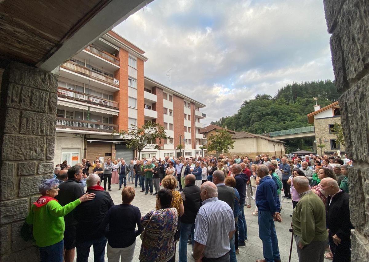 Imagen secundaria 1 - Más de 300 personas participaron en la manifestación por las calles de Berriz.