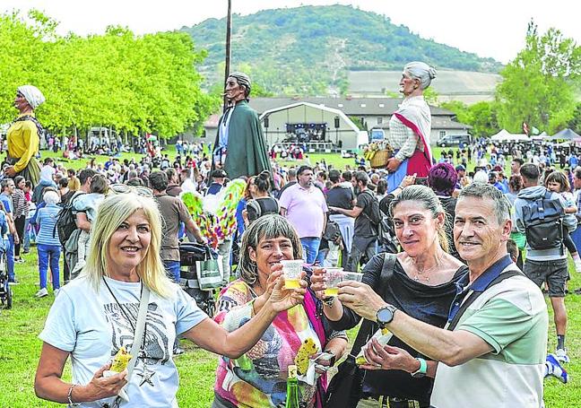 Brindis de un grupo de asistentes con el cerro de fondo.