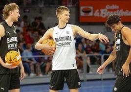 Savkov, junto a Raieste y Joseba Querejeta, en el entrenamiento de puertas abiertas.