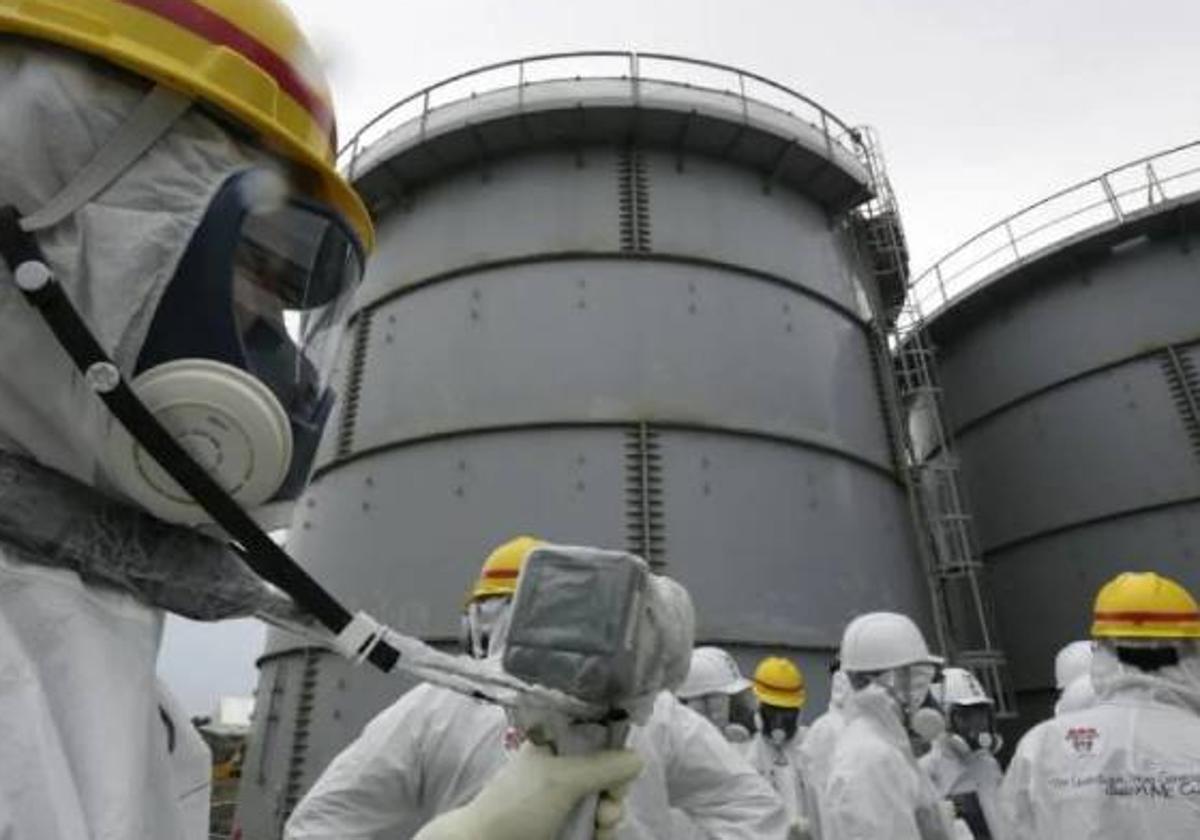 Funcionarios de Tokyo Electric Power Corporation miden los niveles de radiación en el área del tanque H4 en la planta de energía nuclear de Fukushima