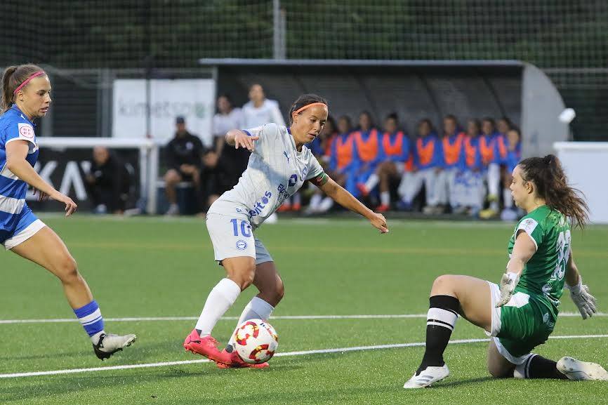 Alba Aznar intenta regatear a la meta Laia en busca del gol.