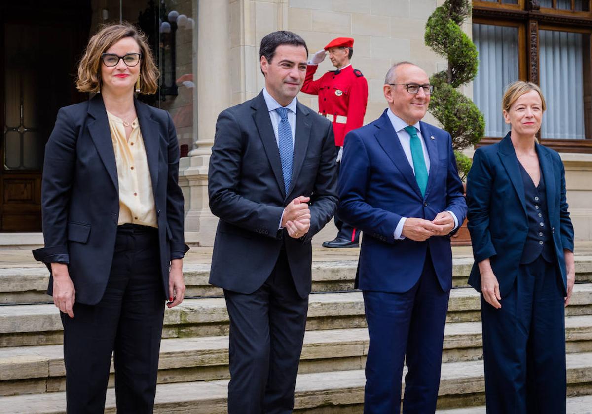 El lehendakari, Imanol Pradales, junto a los tres diputados generales en una reunión en julio.