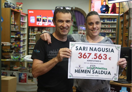 Erroka Castrillejo y Silvia Fernández, ayer en el interior del estanco Castrillejo de Elgoibar.