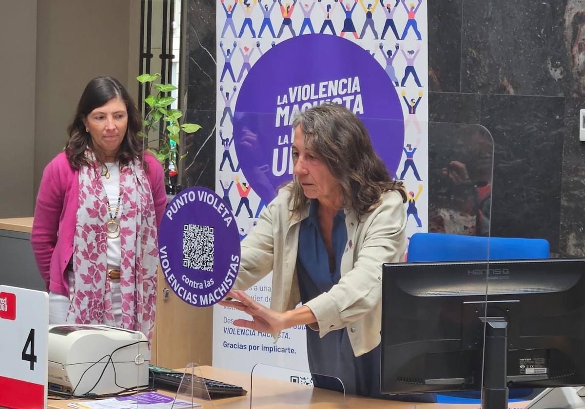 La delegada del Gobierno en el País Vasco, Marisol Garmendia, ha visitado la oficina de Extranjería de la Subdelegación de Álava en Vitoria que se ha convertido en un Punto Violeta de atención a víctimas de violencia machista.