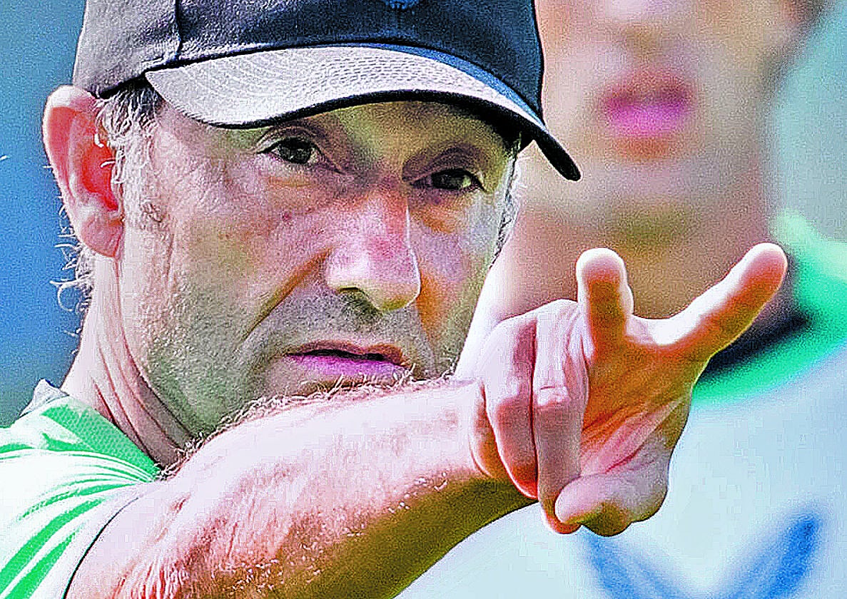 Valverde da instrucciones durante un entrenamiento de esta temporada en Lezama.