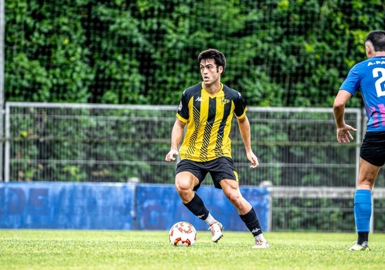 Álex Alba conduce un balón durante un partido con el Portugalete.