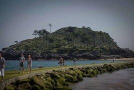 La isla de Lekeitio es uno de los espacios naturales de Lekeitio más visitados en verano.