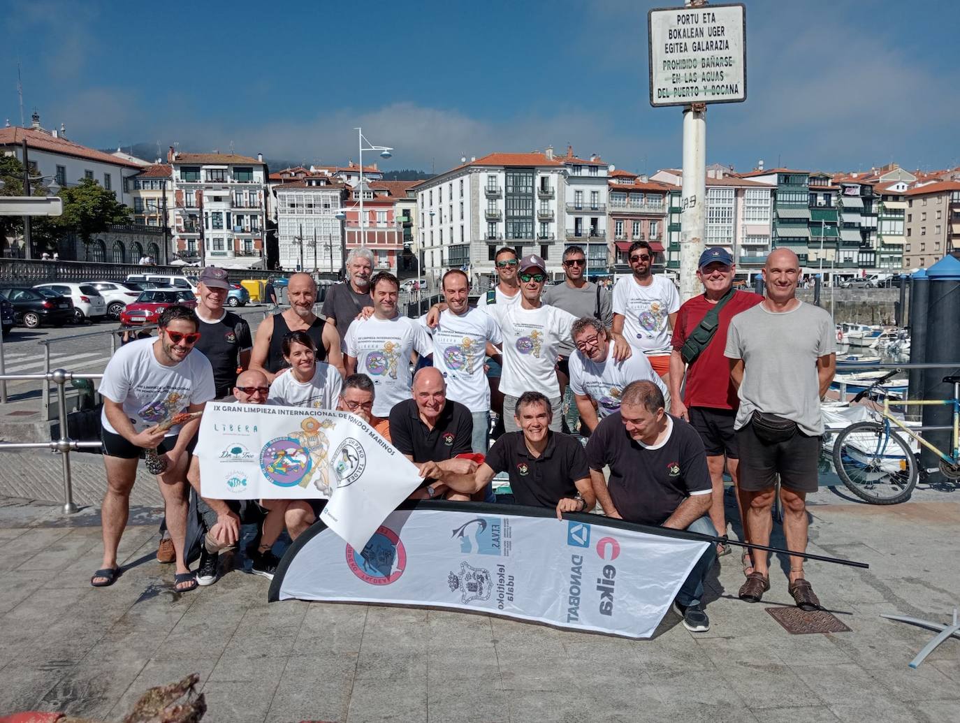 Participantes de la última campaña de limpieza del fondo del mar del puerto de Lekeitio.