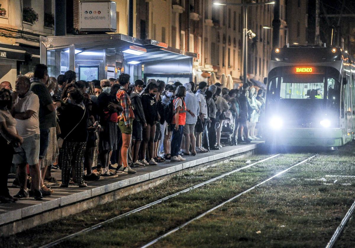 El tranvía transporta viajeros de madrugada en celebraciones masivas como las fiestas de La Blanca.