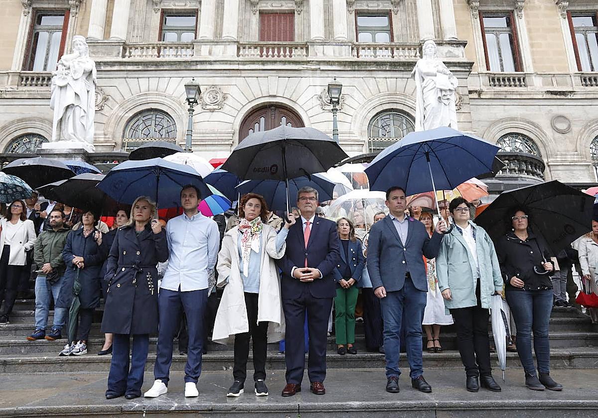 Concentración en el Ayuntamiento de Bilbao por la víctima de violencia machista en Santutxu.