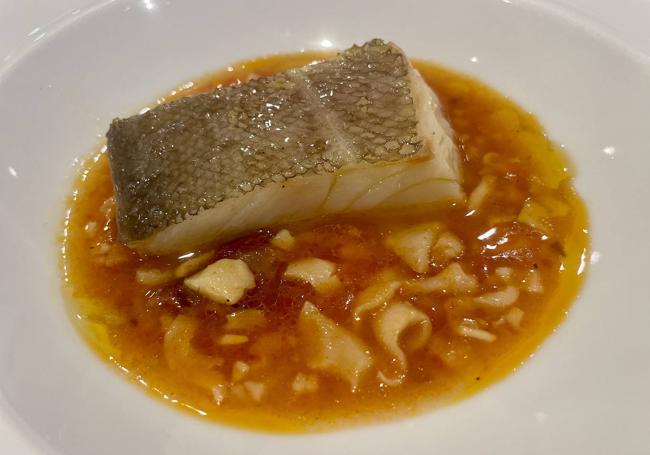 Lomo de bacalao confitado con guiso de sus callos.