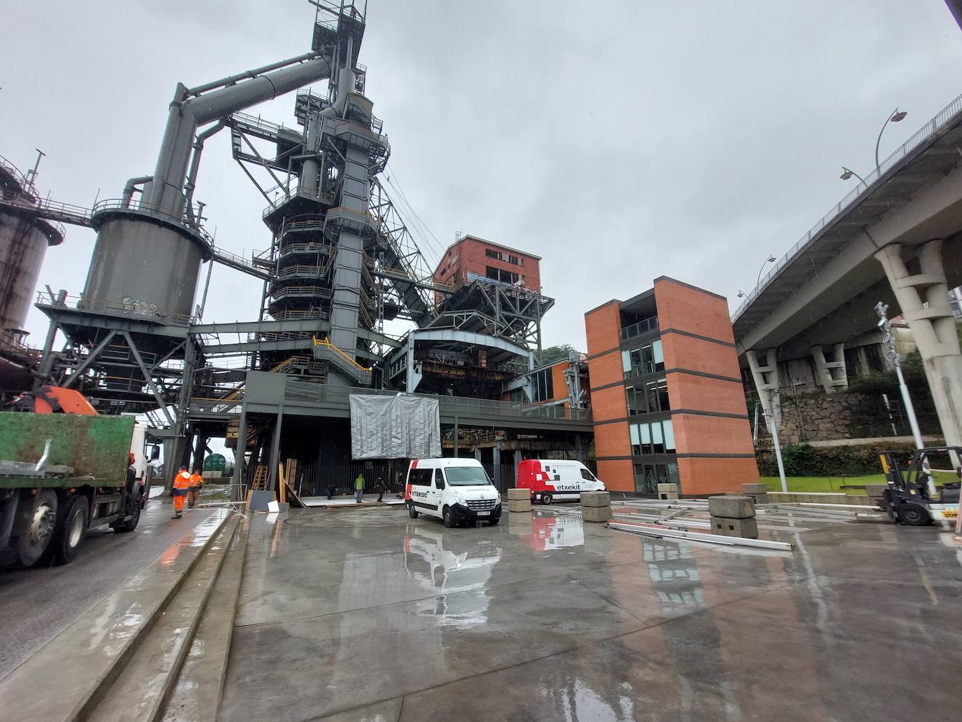 Operarios instalando este jueves la caja inmersiva.