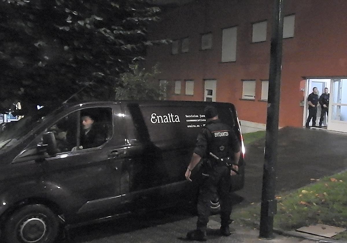 Portal de la vivienda donde se ha producido el asesinato esta madrugada en Santutxu.