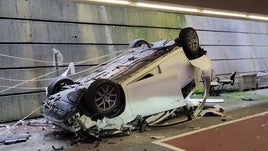 Sale ileso tras precipitarse con su coche desde el cuarto piso del parking principal del aeropuerto de Loiu