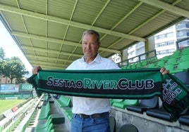 Ángel Viadero en Las Llanas con la bufanda del Sestao River.