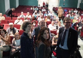 Ana Oregi, a la izquierda, junto a la alcaldesa, Maider Etxebarria, y Gorka Urtaran.