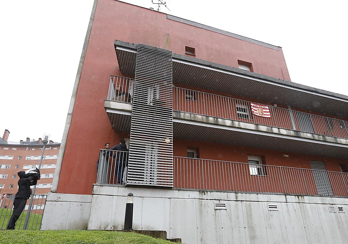 Bloque de viviendas donde la víctima vivía junto al atacante.