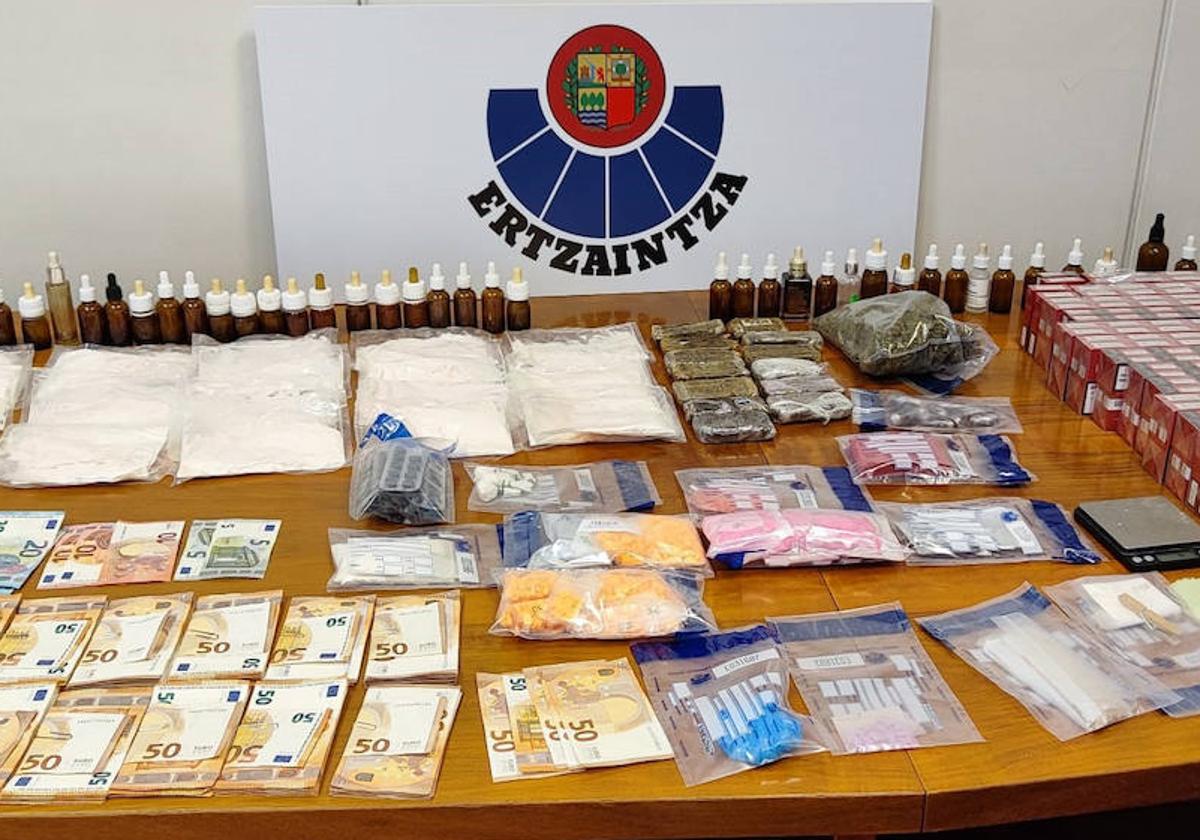 La Ertzaintza arresta a dos personas y confisca speed, hachís y dinero en efectivo