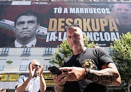 El líder de Desokupa, Dani Esteve, ante la lona colocada en Madrid contra el presidente del Gobierno.