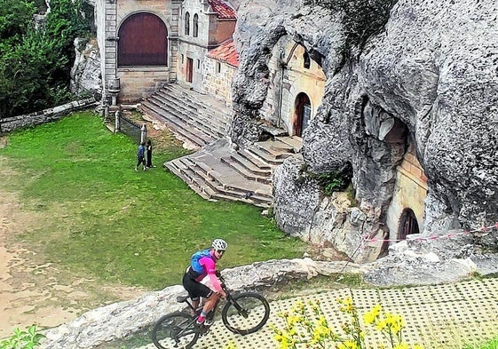 La ermita está excavada en la roca.