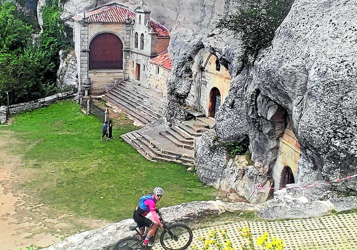 La ermita está excavada en la roca.