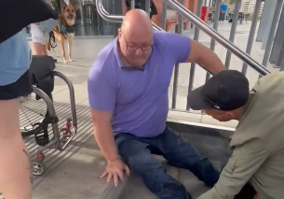 Carlos Correa arrastrándose por las escaleras de la estación.