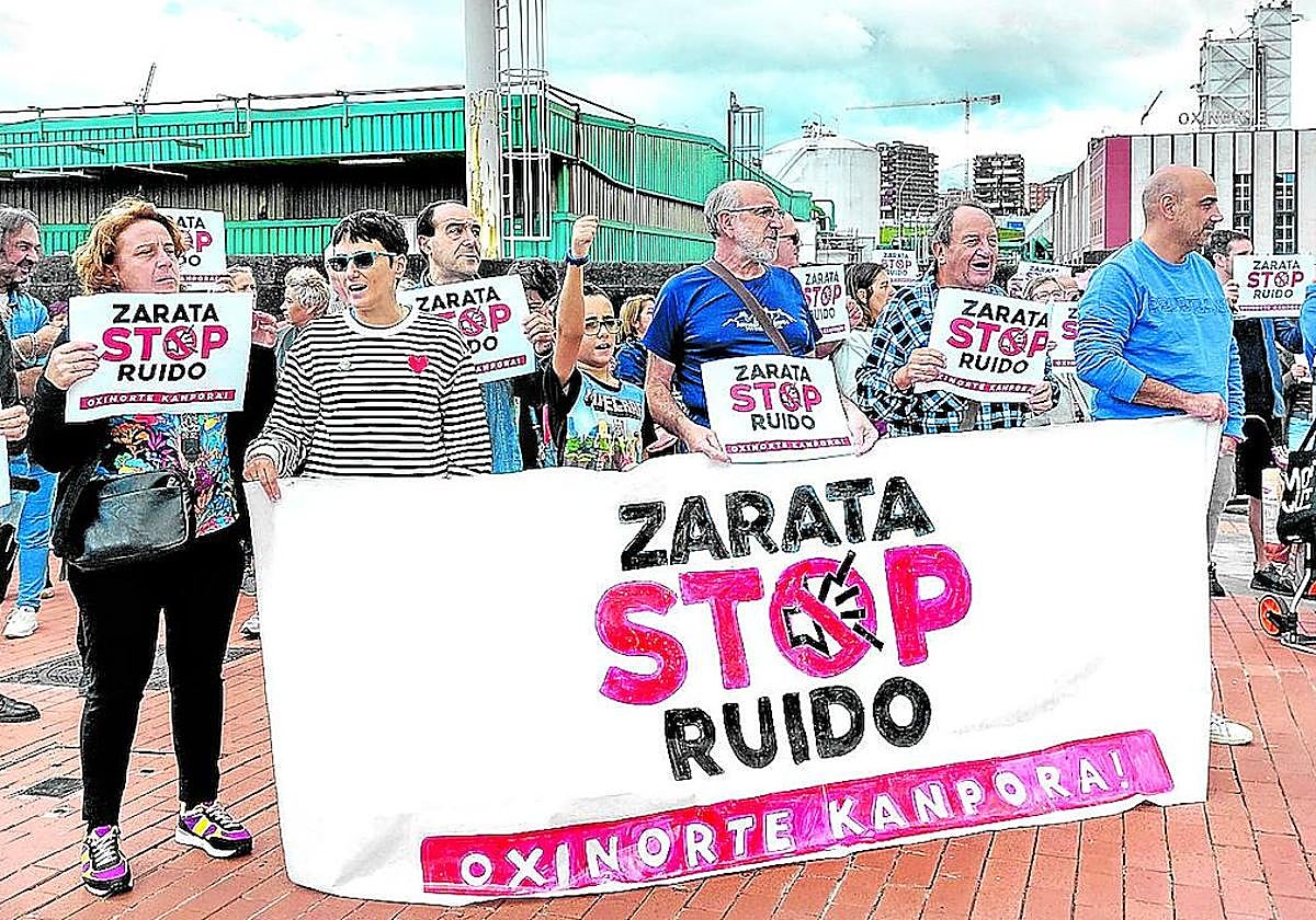 Decenas de vecinos de Lutxana se han congregado este viernes a las puertas de la empresa para pedir el fin del silbido con el que conviven desde agosto.