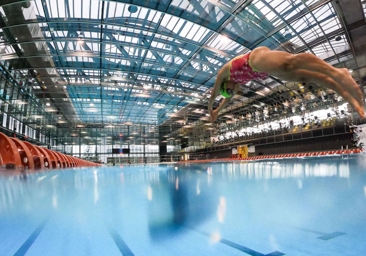 Una nadadora se lanza a la piscina olímpica de Mendizorroza.