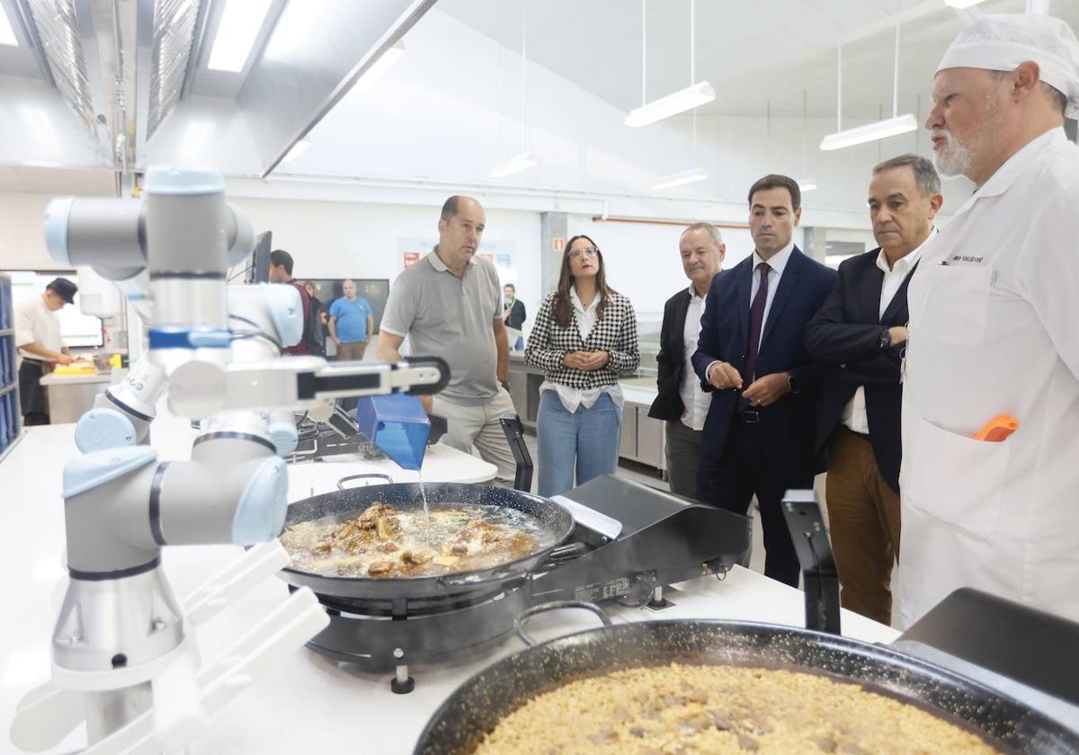 El lehendakari y la consejera de Educación han visitado las instalaciones de la Escuela de Hostelería de Leioa, que ha incorporado mejoras en robotización y digitalización.