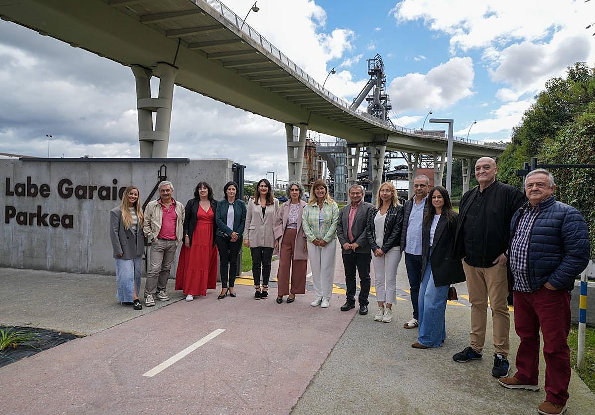 Representantes institucionales en la puerta de acceso del parque.