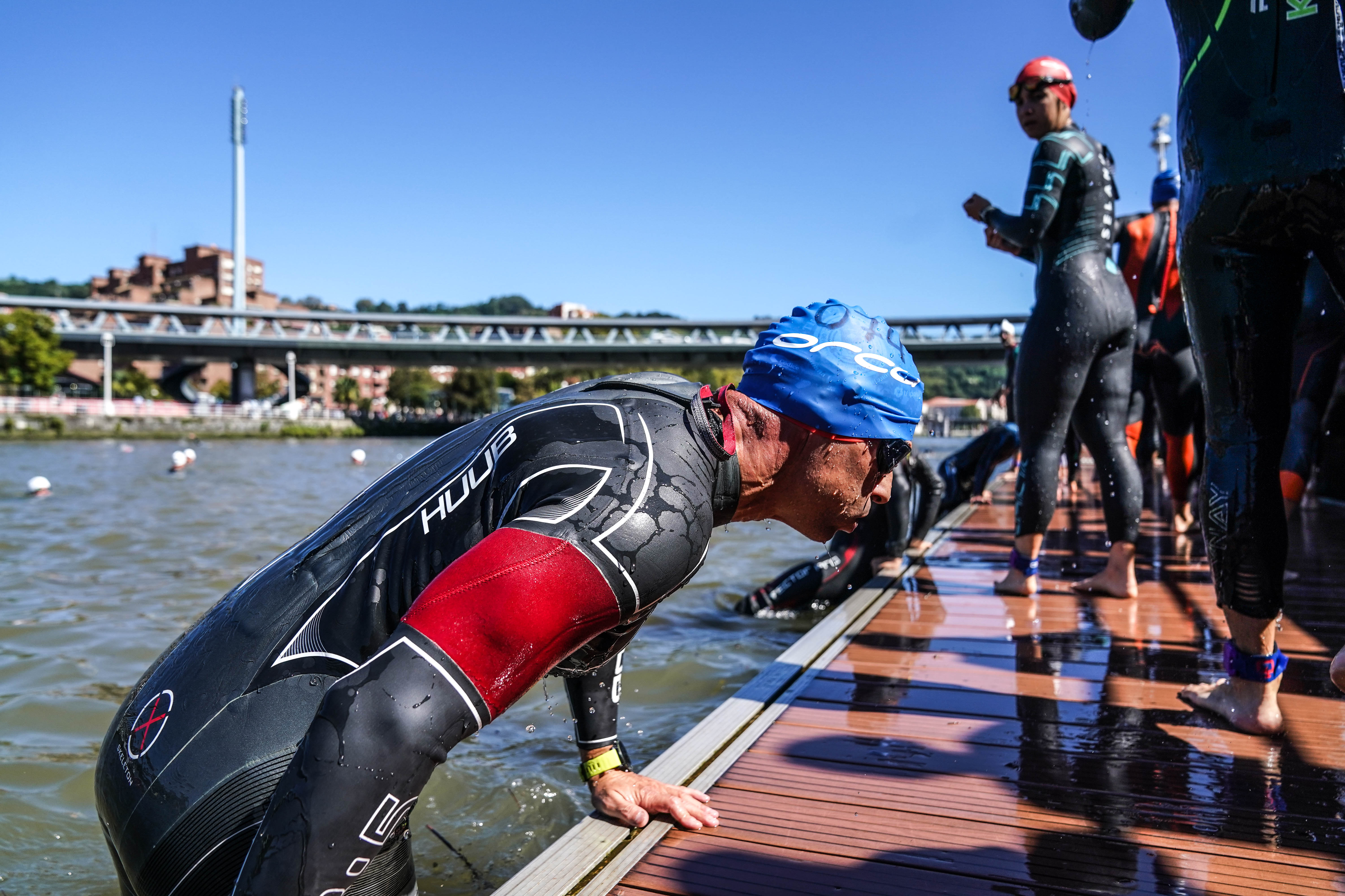 El espectáculo del Bilbao Triathlon inunda de atletas la ciudad