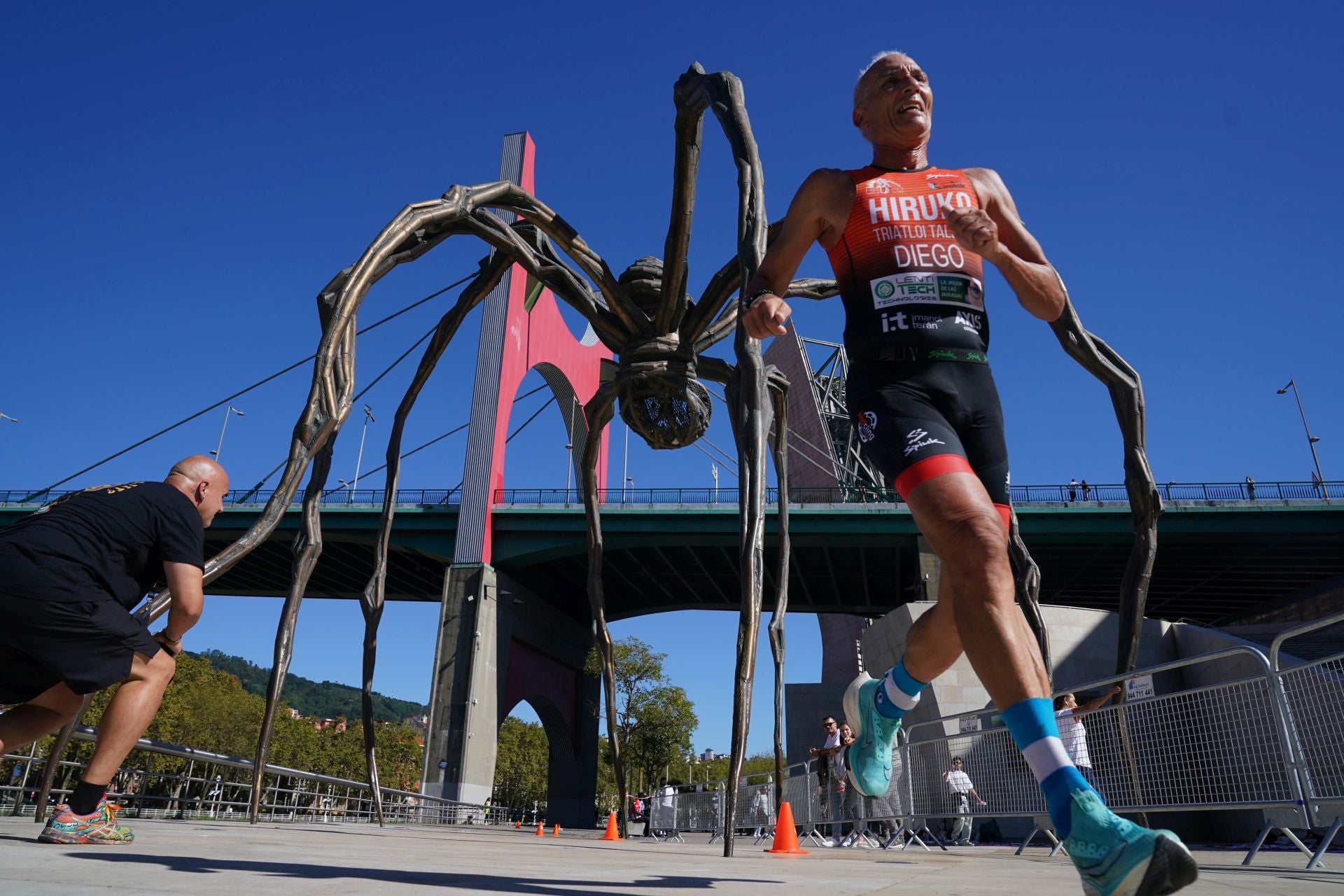 El espectáculo del Bilbao Triathlon inunda de atletas la ciudad