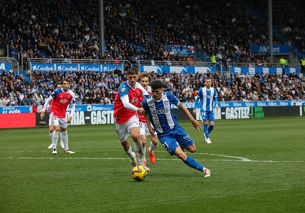 Aleñá entra en el área ante la presión rival.