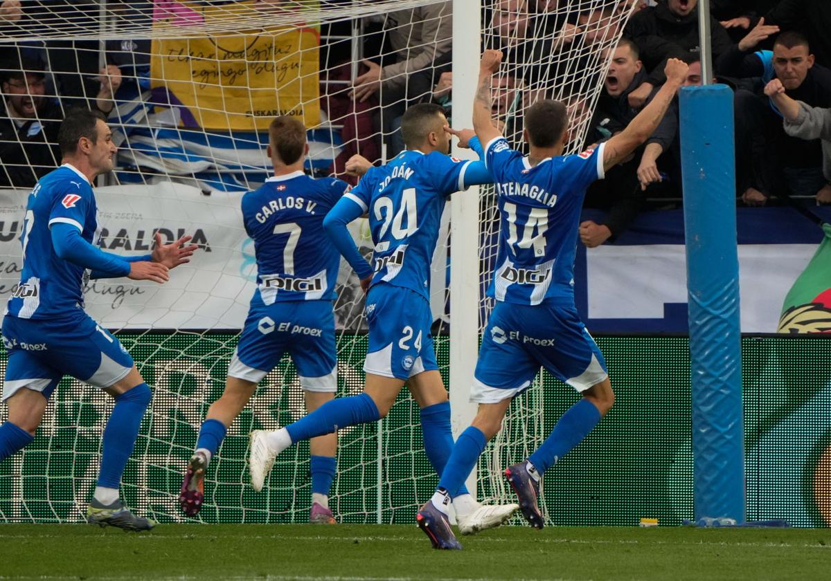 Alavés 1-0 Valencia: Joan Jordan celebrates