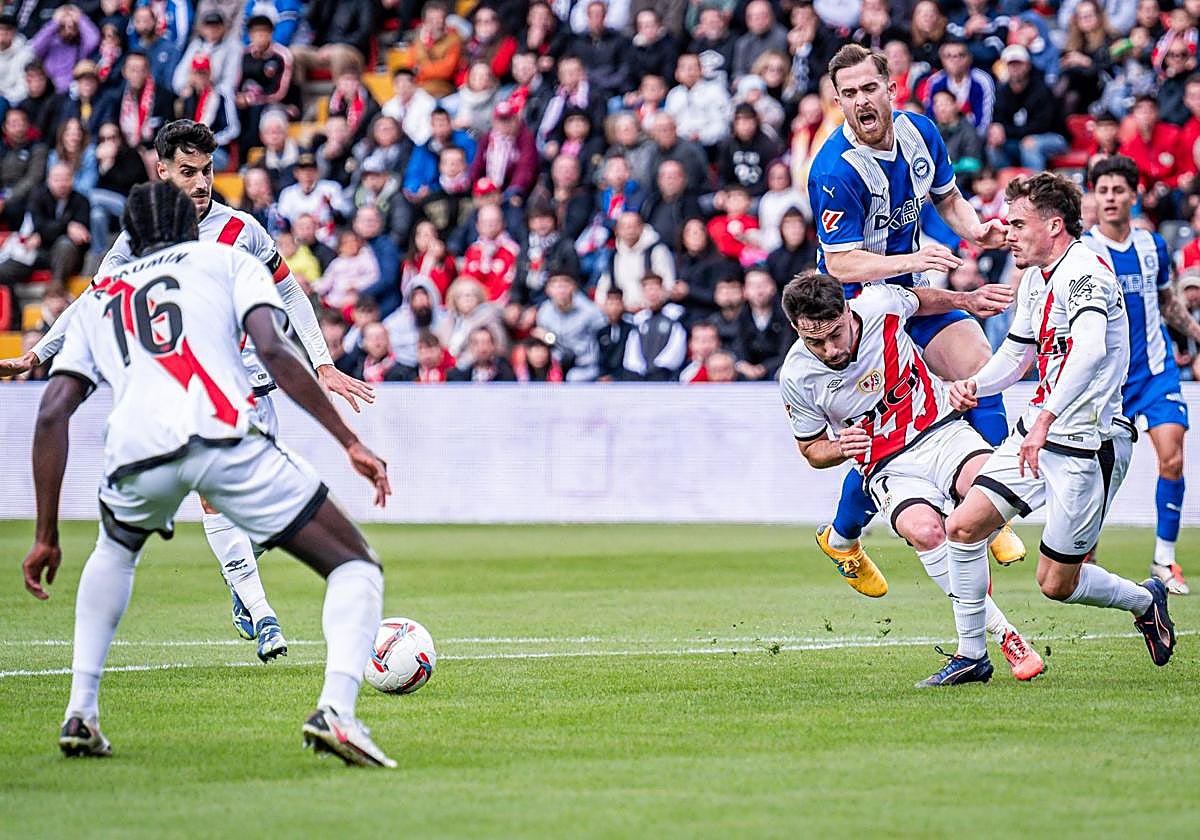 Toni Martínez cae ante la defensa del Rayo.