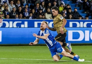 Carlos Vicente cae ante Javi López.