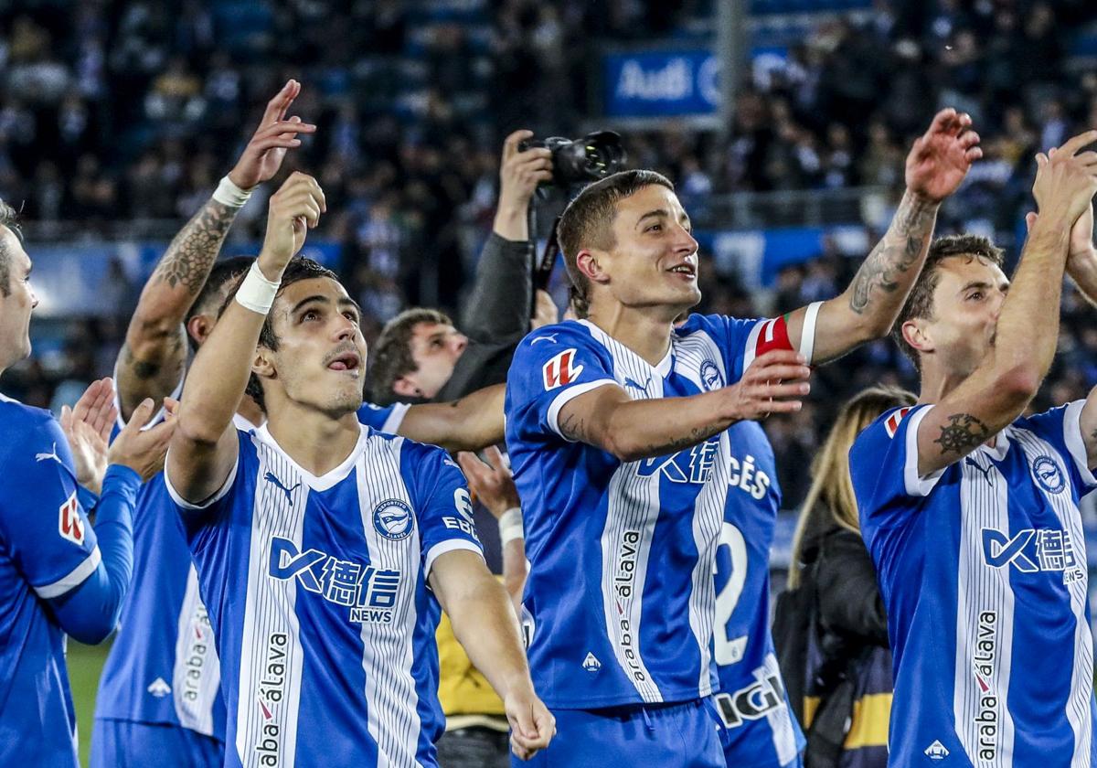 Los jugadores albiazules celebran el triunfo con la grada al final del partido.