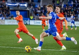 Carlos Vicente entra en carrera en el área celeste.