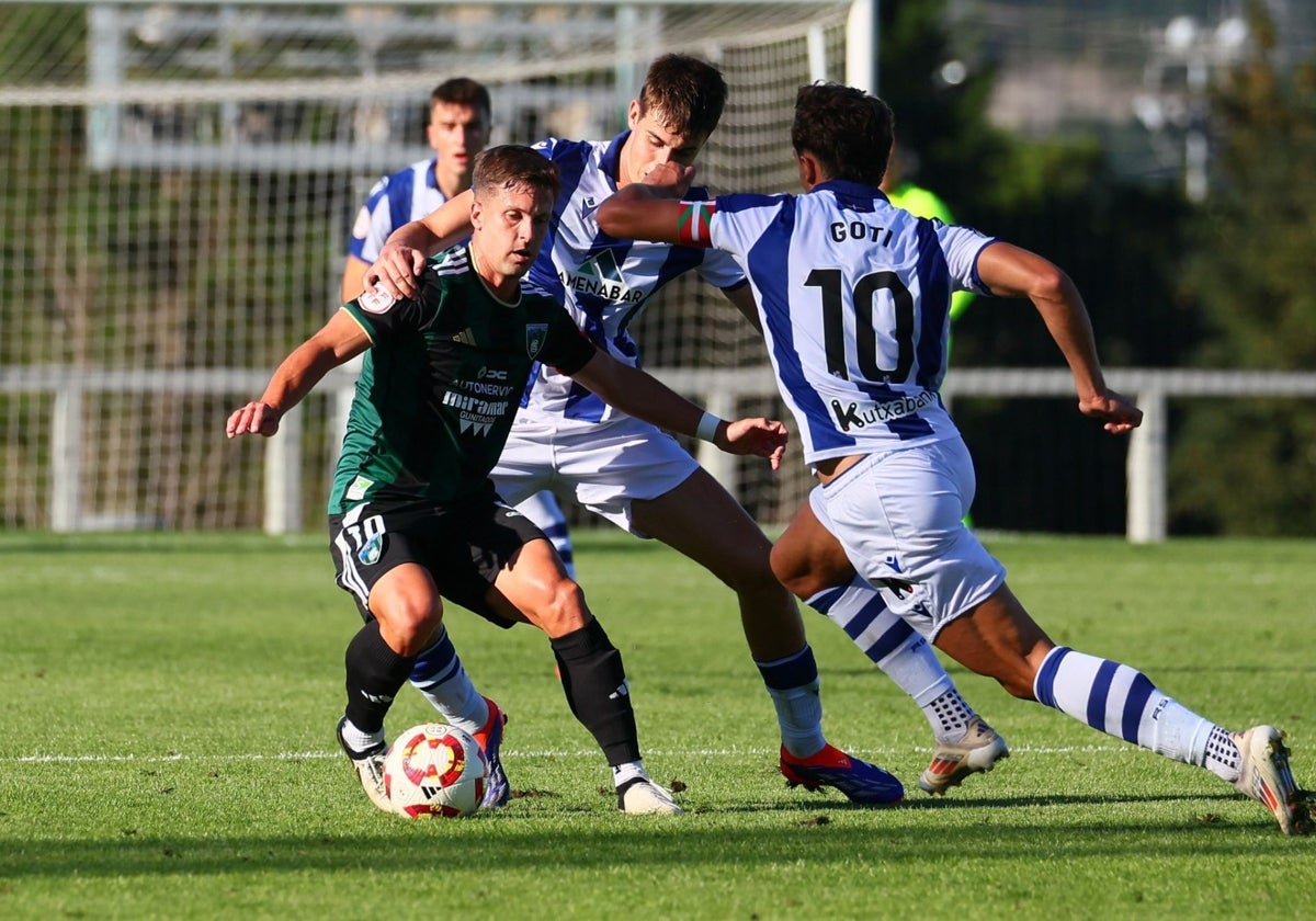 Leandro Martínez, autor del único gol del partido, encarando a Mikel Goti.