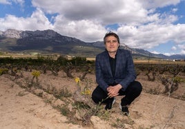 Txema Elvira, posa frente a la Sierra de Cantabria