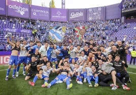 Los jugadores del Alavés celebran la salvación.