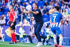 Luis García se desespera durante un momento del partido.